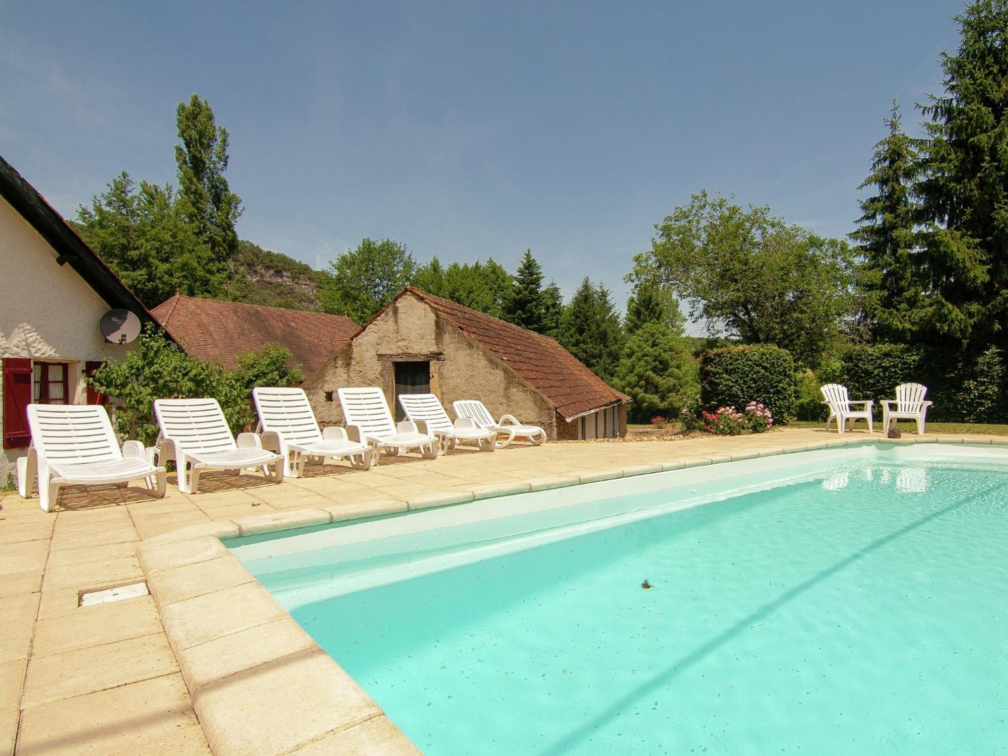 Holiday home Appealing In Vezac With Swimming Pool