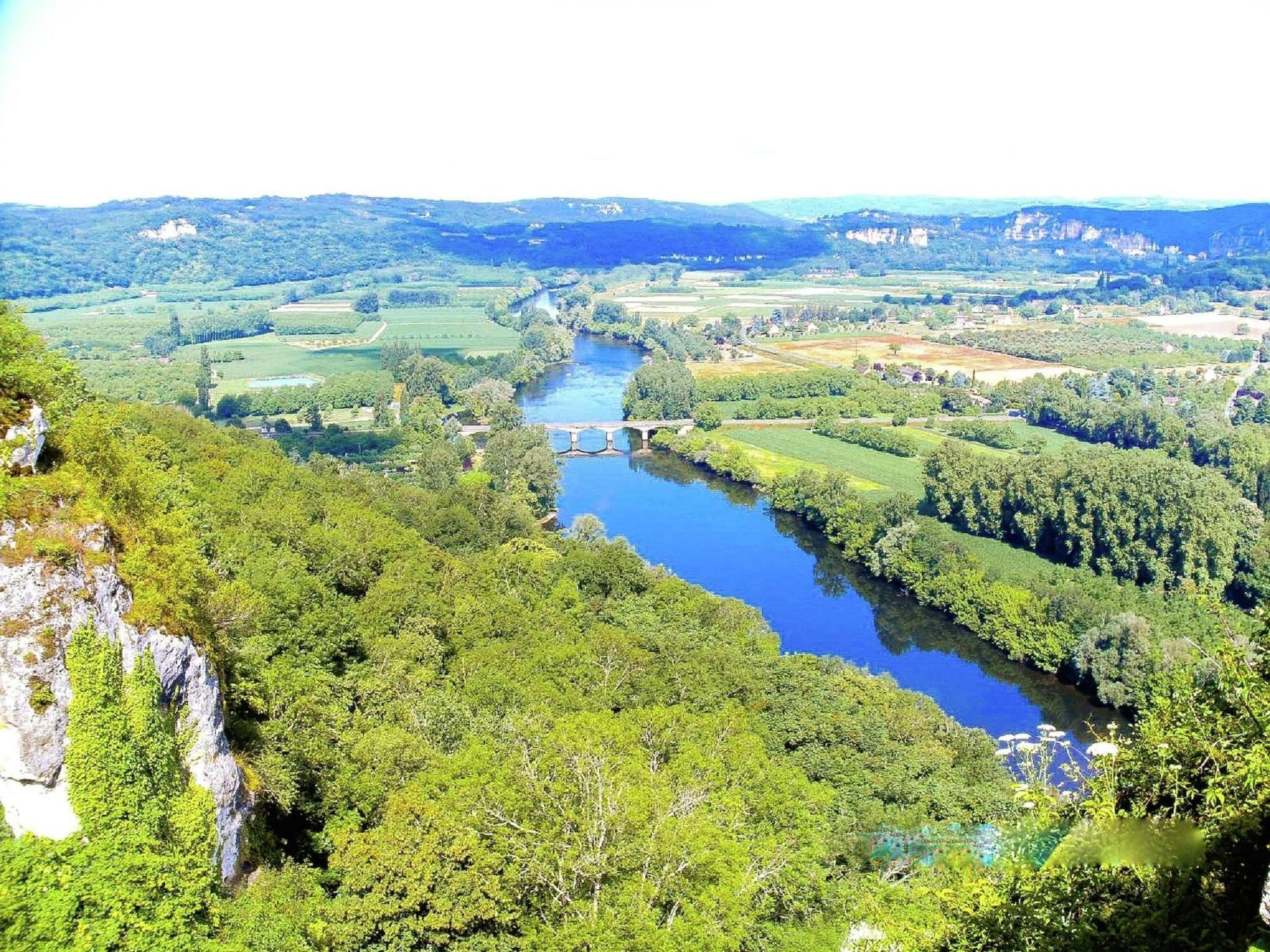 Appealing In Vezac With Swimming Pool Vakantiehuis Beynac-et-Cazenac
