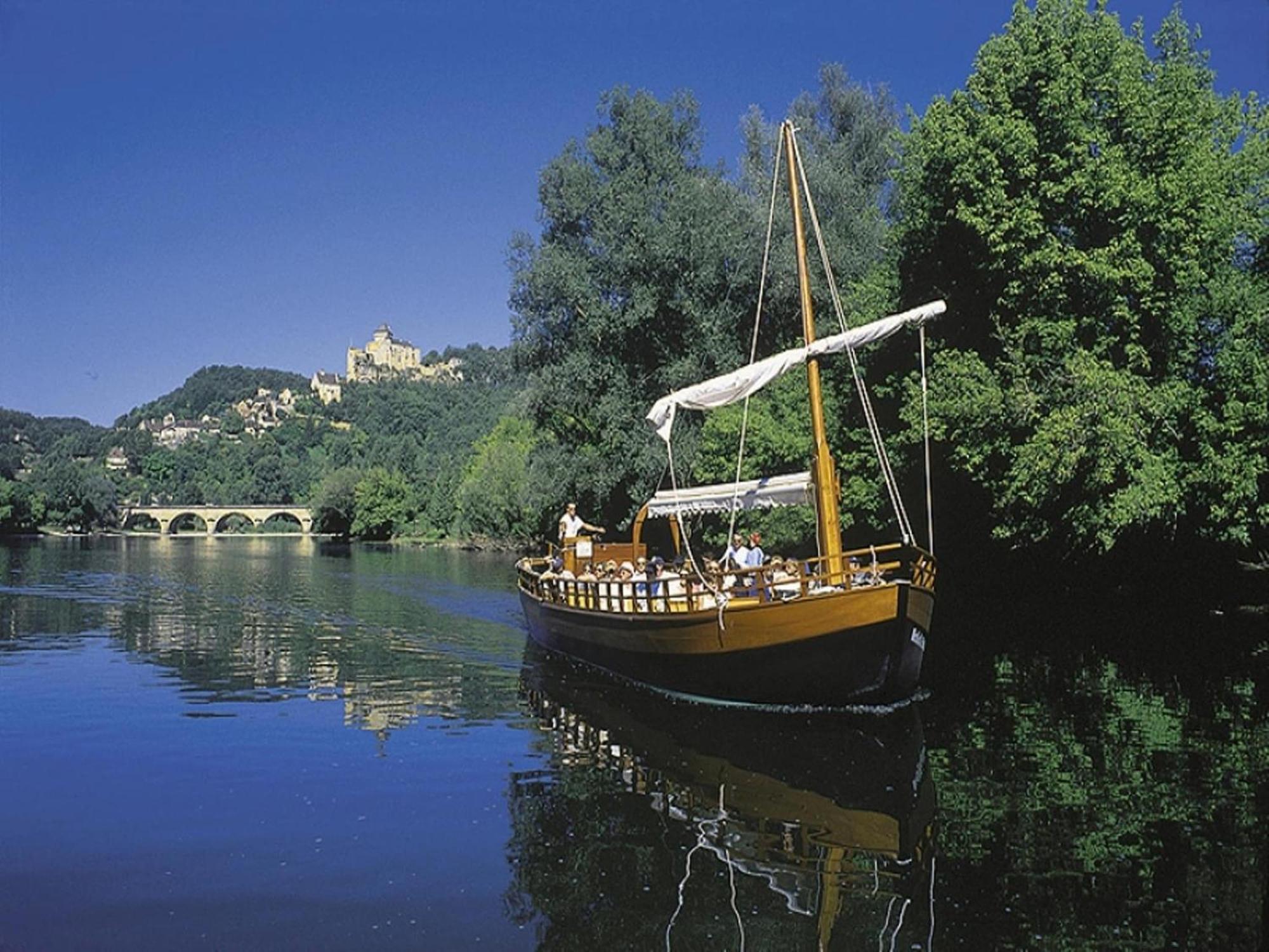 Appealing In Vezac With Swimming Pool * Beynac-et-Cazenac